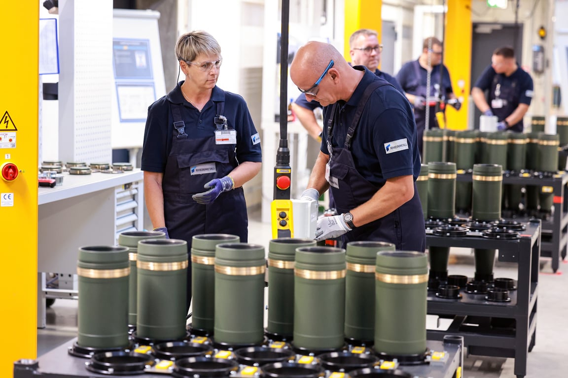 Сотрудники Rheinmetall во время тестового запуска новой производственной линии на заводе боеприпасов в Унтерлюссе, Германия, 27 августа 2025 года. Фото: Hannibal Hanschke / EPA