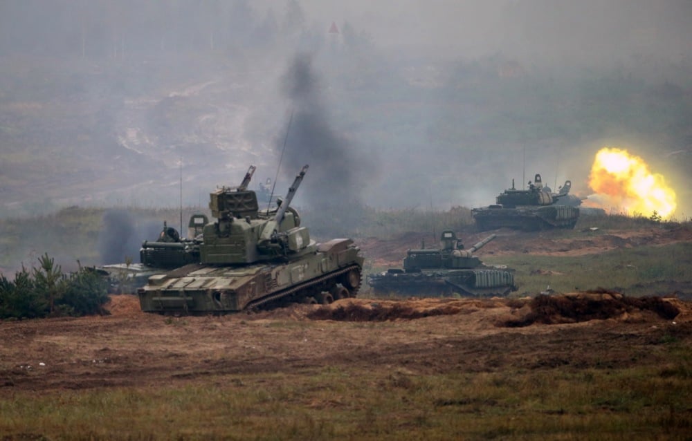 Belarussian tanks in action during the joint Russia-Belarus strategic military exercises Zapad 2017, at the Borissov training range in Belarus, 20 September 2017. Photo: EPA/TATIANA ZENKOVICH
