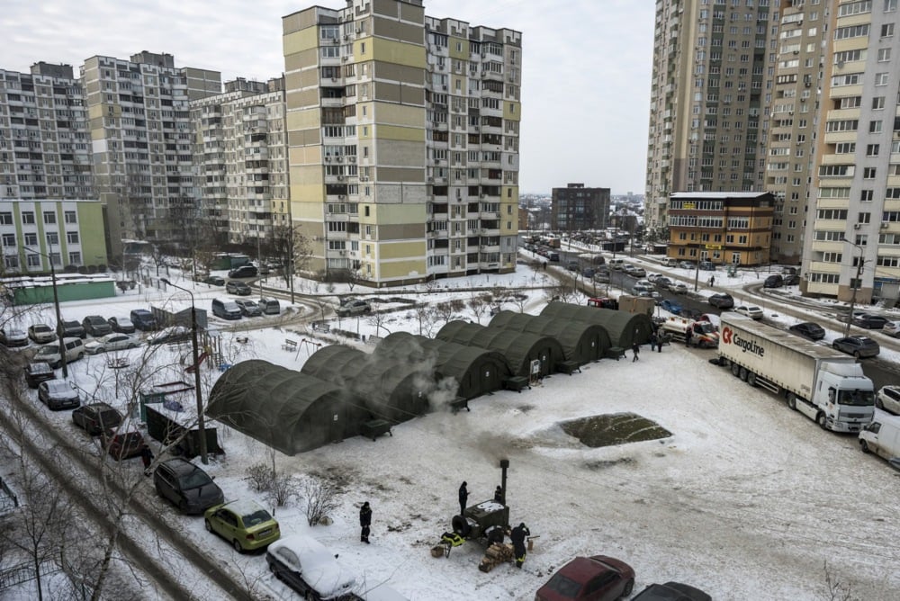 Ukrainian rescuers deploy tents at a heating point in Kyiv, Ukraine, 25 January 2026, amid the Russian invasion. Photo: EPA/MAXYM MARUSENKO