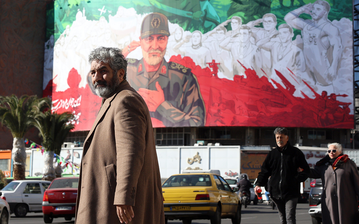 Баннер с бывшеим командующим силами Корпуса стражей исламской революции Ирана (КСИР) Касема Сулеймани в преддверии шестой годовщины его убийства на площади Валиаср в Тегеране, Иран, 30 декабря 2025 года. Фото: Abedin Taherkenareh / EPA