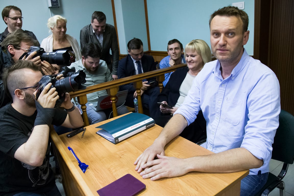 Евгений Фельдман (слева) и Алексей Навальный (справа) на судебном заседании в Москве, 16 июня 2017 года. Фото: Александр Земляниченко / AP / Scanpix / LETA