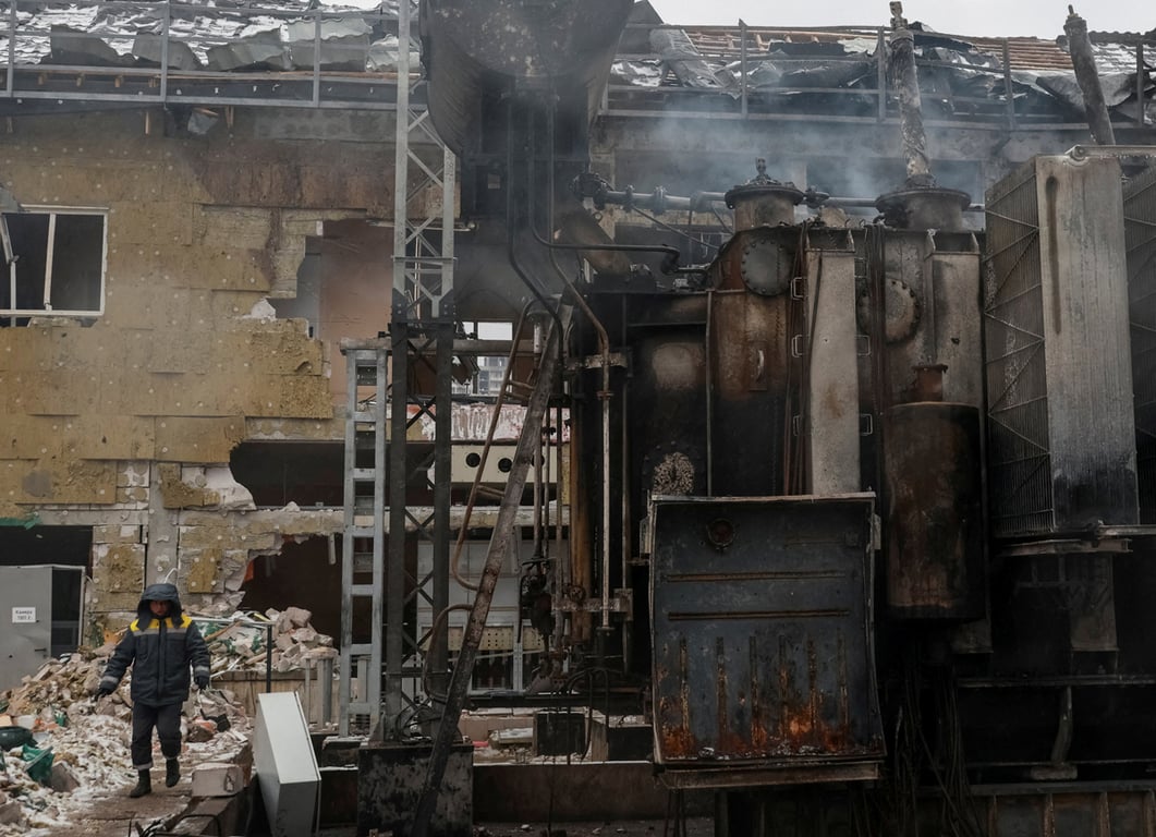 Сотрудник энергетической компании на территории подстанции, поврежденной в результате российского удара беспилотниками и ракетами, Одесса, Украина, 18 февраля 2026 года. Фото: Nina Liashonok / Reuters / Scanpix / LETA