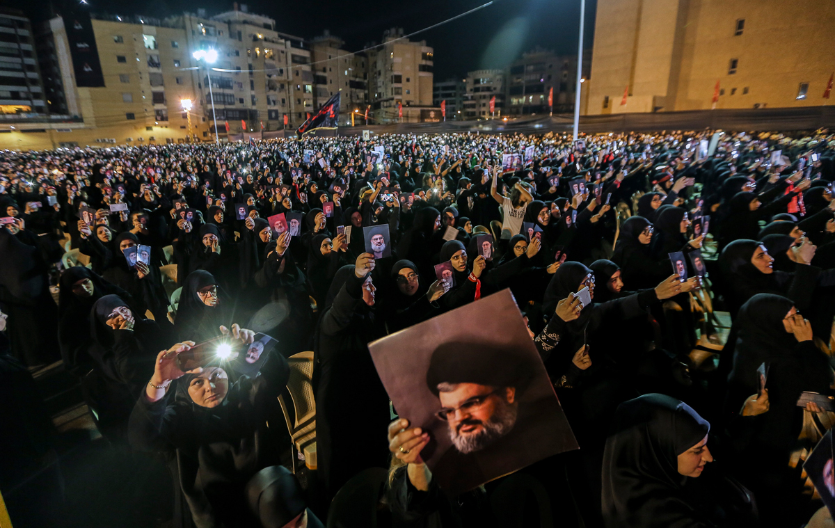 Сторонники «Хезболлы» с портретами Хасана Насраллы и Али Хаменеи во время выступления лидера движения в Бейруте, 19 сентября 2018 года. Фото: Nabil Mounzer / EPA