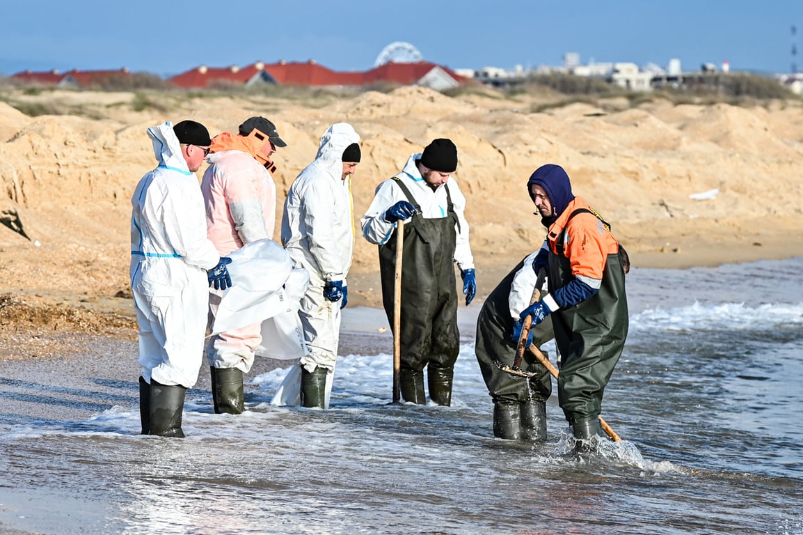 Ликвидация последствий разлива нефти на пляже «Тортуга» в поселке Витязево Краснодарского края, 13 апреля 2026 года. Фото: Игорь Онущин / ТАСС / ZUMA Press / Scanpix / LETA