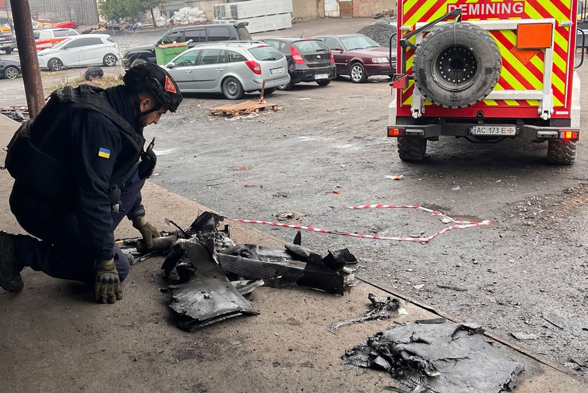 Полицейский фиксирует последствия удара российского дрона в Луцке, Украина, 1 апреля 2026 года. Фото:  ГСЧС Украины