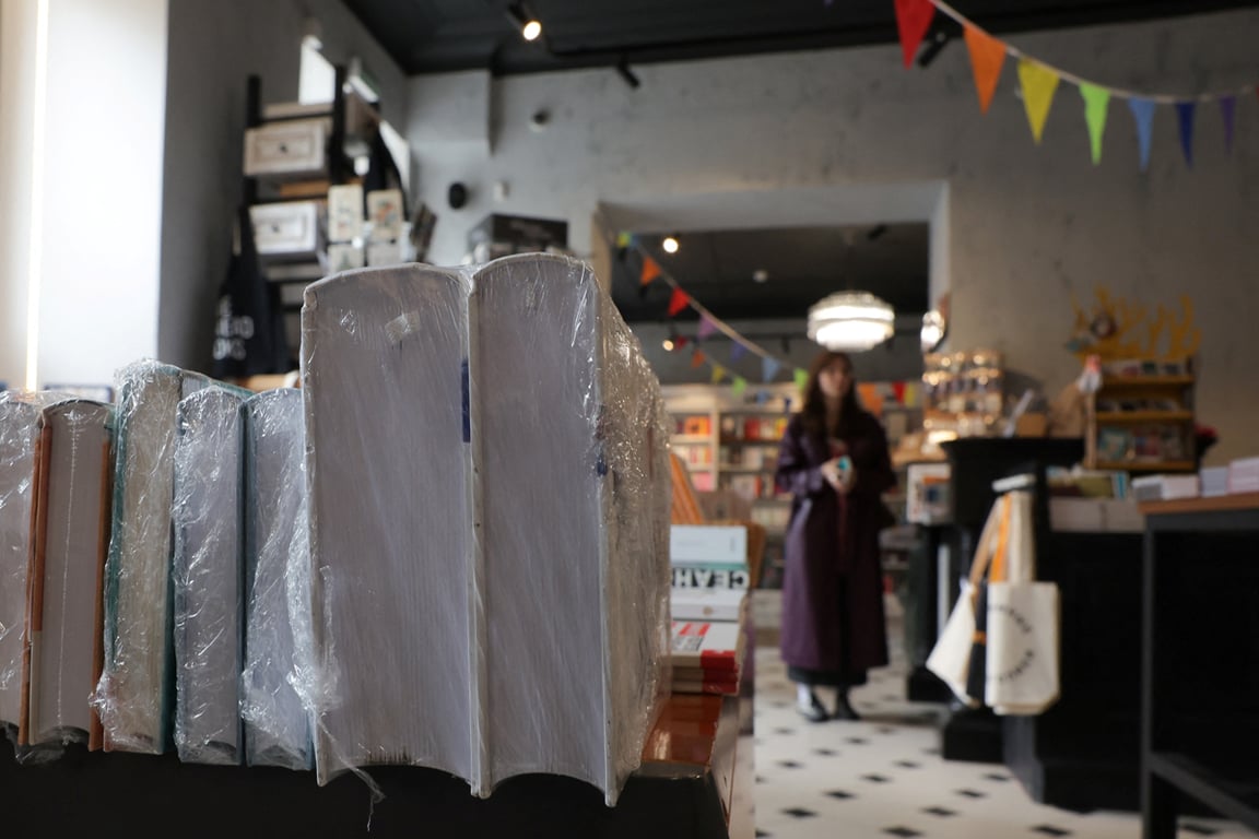 Промаркированные и обёрнутые книги авторов, включённые в реестр «иностранных агентов», выставлены на продажу в книжном магазине в Санкт-Петербурге, 1 сентября 2025 года. Фото: Антон Ваганов / Reuters / Scanpix / LETA