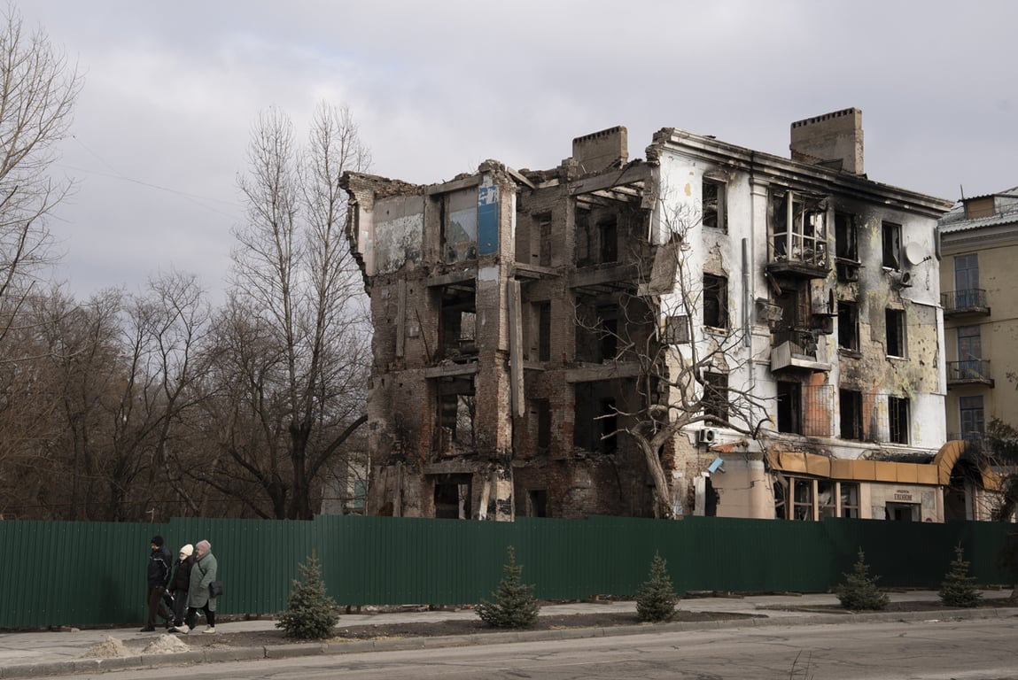Местные жители на фоне здания, поврежденного в результате российского авиаудара летом 2025 года, Краматорск, Донецкая область, Украина, 17 февраля 2026 года. Фото: Tommaso Fumagalli / EPA