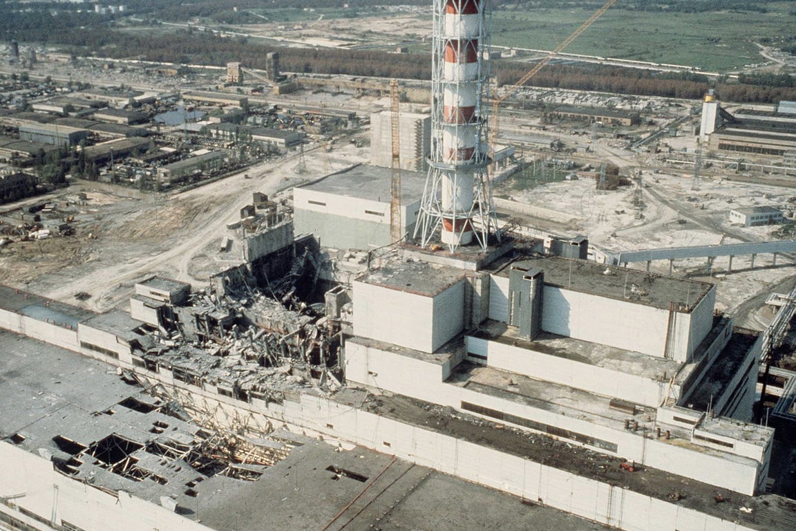 Вид на разрушенный четвертый энергоблок Чернобыльской атомной электростанции после катастрофы, Украина, 26 апреля 1986 года. Фото: Novosti / Sipa / Scanpix / LETA