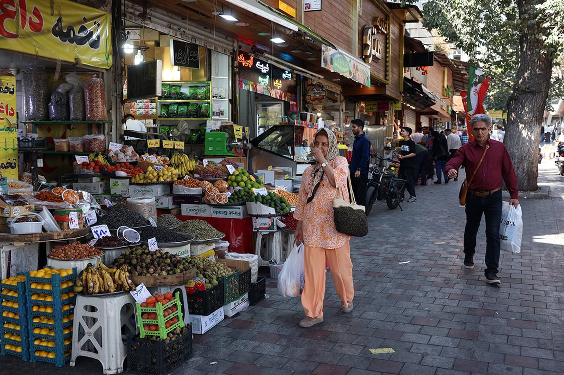 Уличный рынок в Тегеране, Иран, 6 октября 2025 года. Фото: Abedin Taherkenareh / EPA