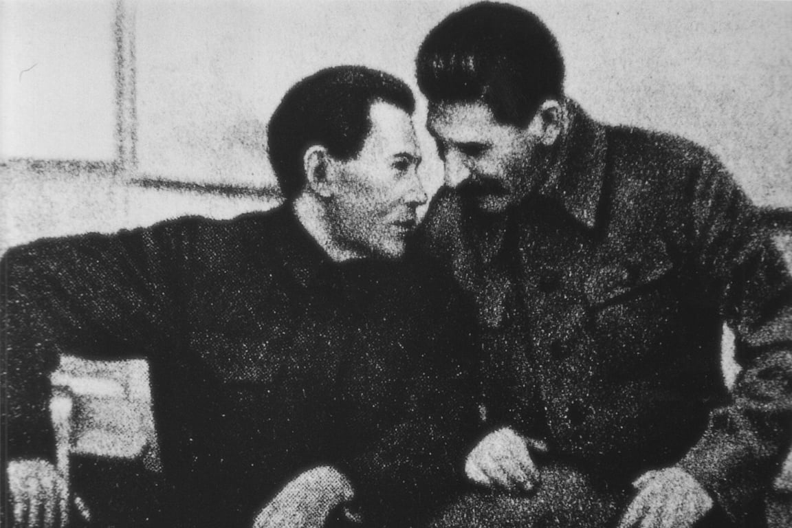 Николай Ежов и Иосиф Сталин, 1937 год. Фото: The Commissar Vanishes /  Wikimedia  (PD)