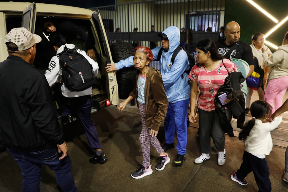 Жители эвакуируются из здания рядом с президентским дворцом Мирафлорес после того, Каракас, Венесуэл, 3 января 2026 года. Фото: Cristian Hernandez / AP Photo / Scanpix / LETA