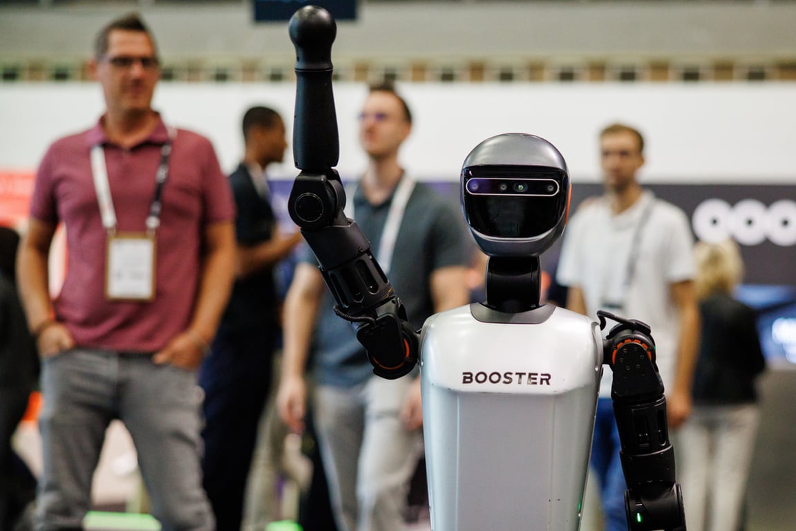 Гуманоидный робот T1 компании Booster Robotics на выставке IFA в Берлине, Германия, 5 сентября 2025 года. Фото: Clemens Bilan / EPA