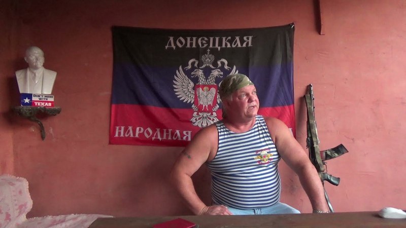 Russell Bentley poses with the flag of the “Donetsk People’s Republic”.  Photo: WarTranslated / X