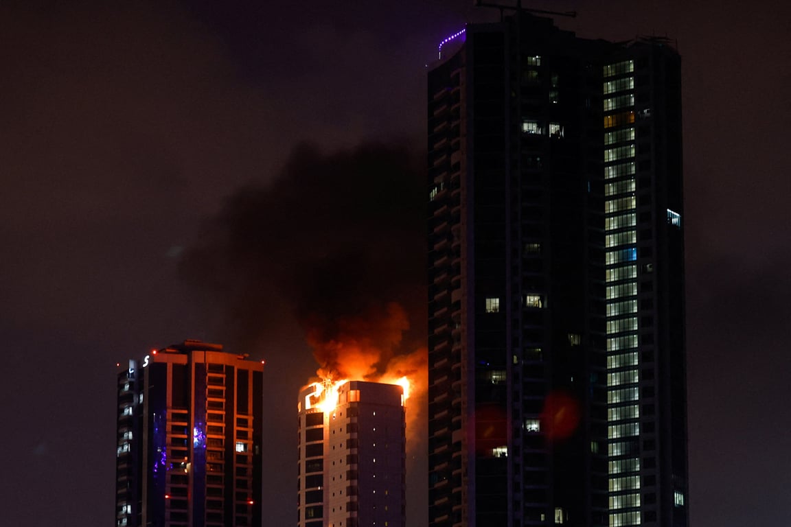 Дым над горящим зданием после удара иранского беспилотника, Манама, Бахрейн, 28 февраля 2026 года. Фото: Hamad I Mohammed / Reuters / Scanpix / LETA