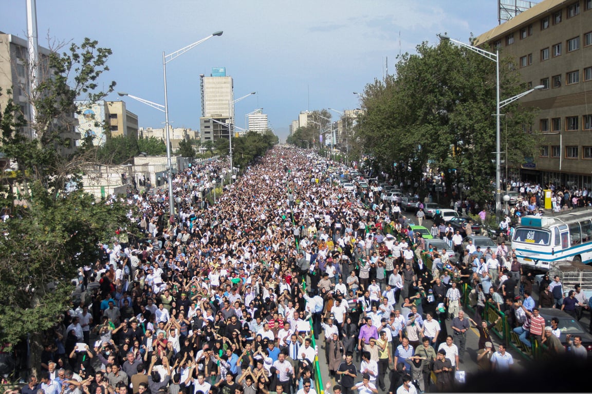 Сторонники проигравшего кандидата в президенты Мир-Хосейна Мусави во время марша в Тегеране, Иран, 15 июня 2009 года. Фото: Babak Bordbar / MEI / Sipa / Scanpix / LETA