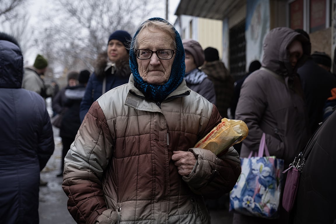 Раздача продовольственной помощи, организованная областной администрацией, Покровск, Украина, 6 декабря 2024 года. Фото: Maria Senovilla / EPA