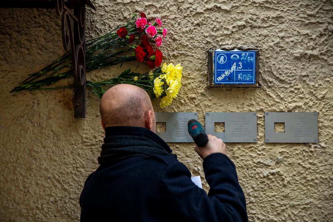 Монтаж табличек «Последнего адреса», Санкт-Петербург, 18 декабря 2022 года. Фото: «Новая Газета Европа»