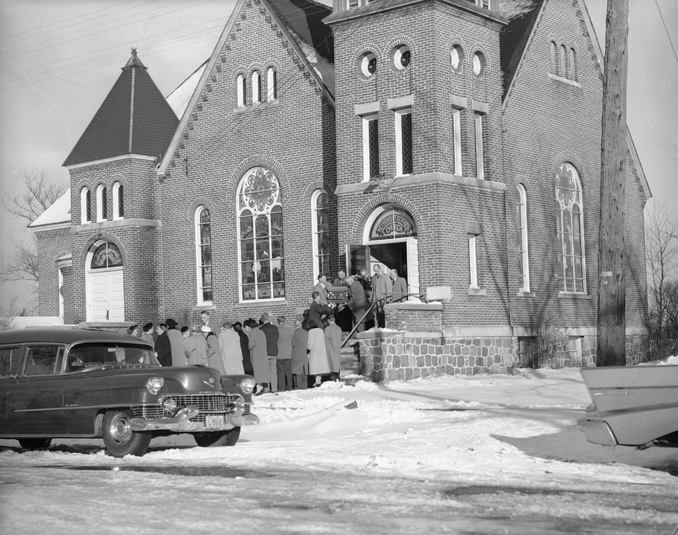 Участники траурной церемонии выносят гроб с телом Бернис Уорден из церкви в Плэйнфилде, штат Висконсин, 20 ноября 1957 года. Фото: Dwayne Newton / AP / Scanpix / LETA