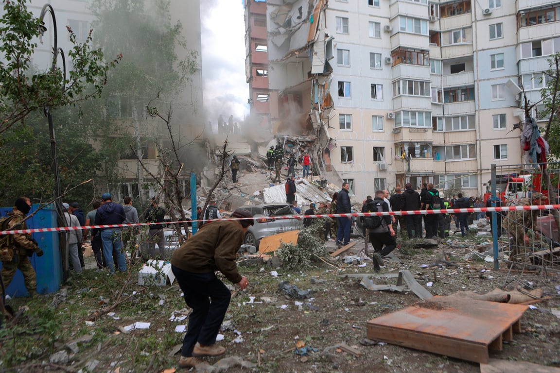 Обрушившаяся часть жилого дома после ракетного удара по Белгороду, 12 мая 2024 года. Фото: Emil Leegunov / Anadolu / Abaca Press / ddp images / Vida Press