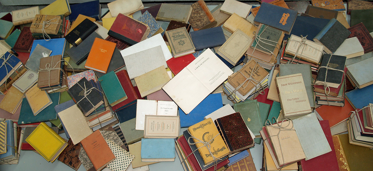 Примеры сжигавшихся нацистами книг в экспозиции израильского мемориала Яд ва-Шем. Фото: David Shankbone / Wikimedia