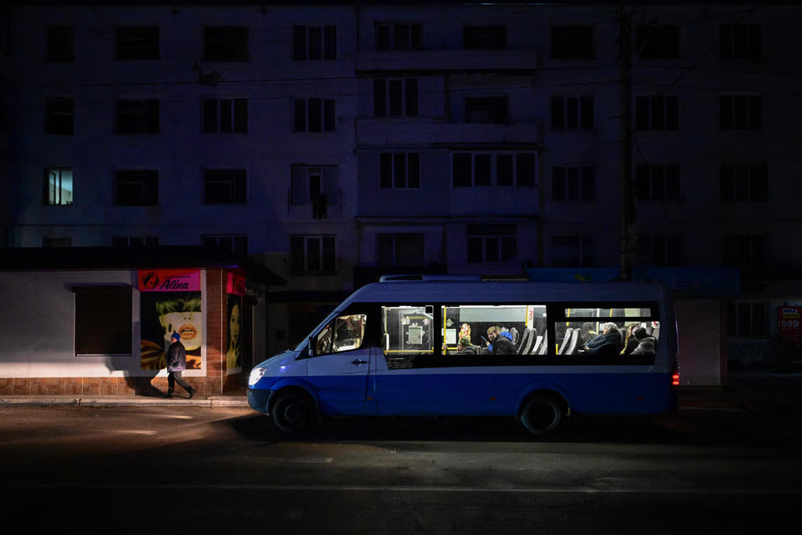 A minibus in the darkness of a scheduled power cut in Varnița, Moldova, 17 January 2025. Photo: Daniel Mihailescu / AFP / Scanpix / LETA