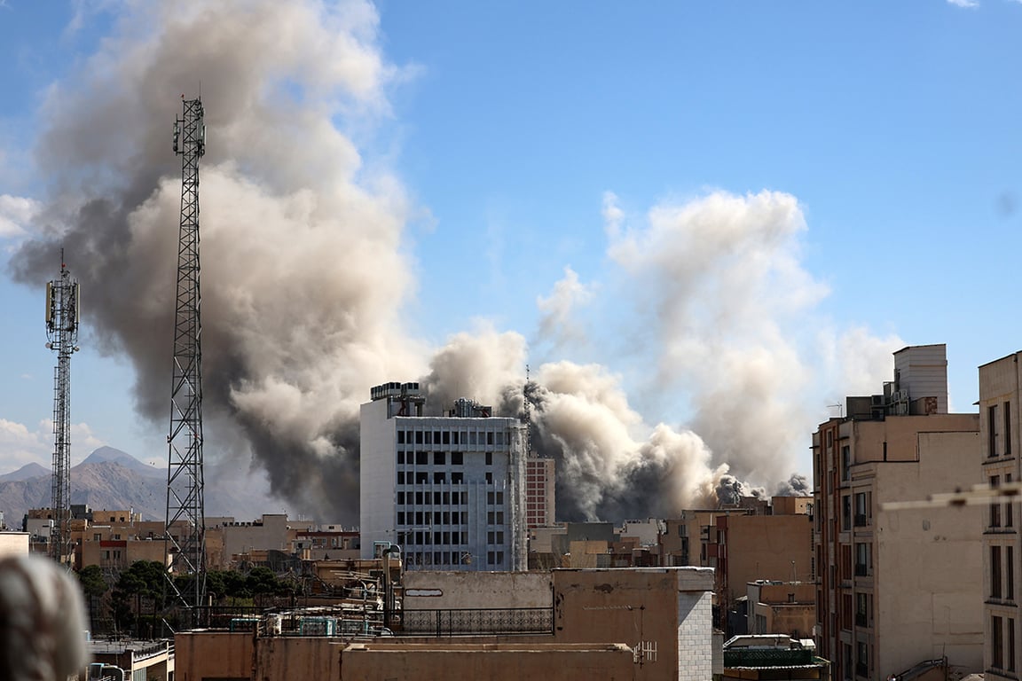 Дым в центре Тегерана после израильской атаки в Иране, 1 марта 2026 года. Фото: Abedin Taherkenareh / EPA