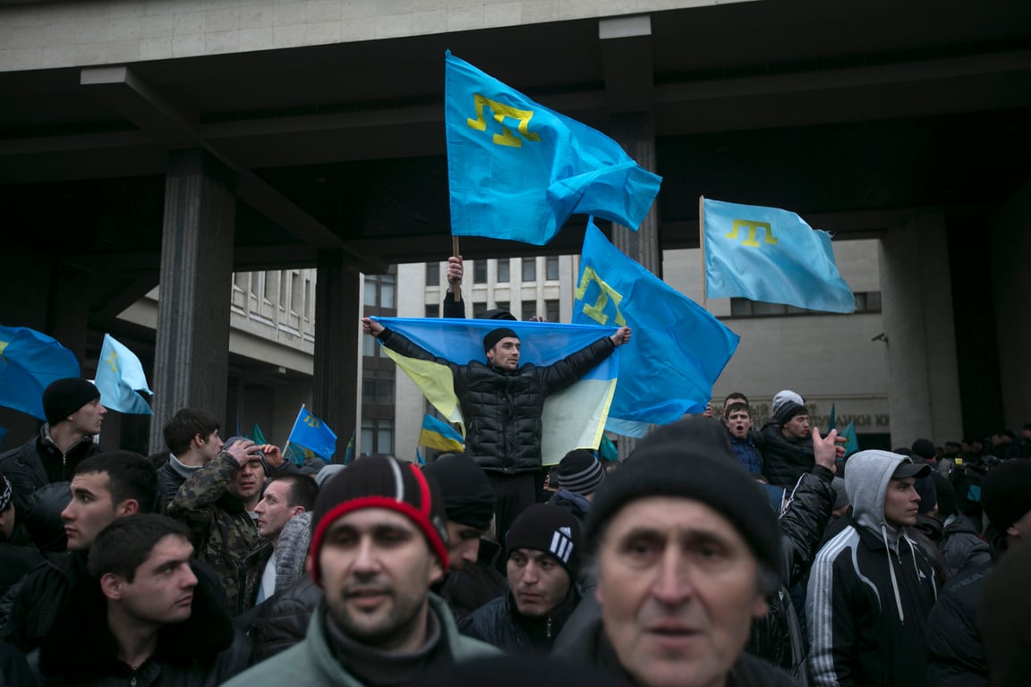 Крымские татары держат флаги во время митинга у здания крымского парламента в Симферополе, Украина, 26 февраля 2014 года. Фото: Baz Ratner / Reuters / Scanpix / LETA