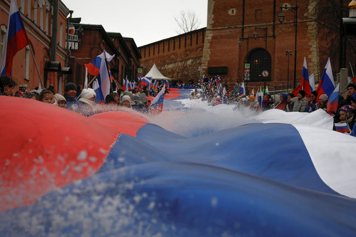 Участники несут большой флаг России во время празднования Дня народного единства в Нижнем Новгороде, 4 ноября 2024 года. Фото: Юлия Морозова / Reuters / Scanpix / LETA