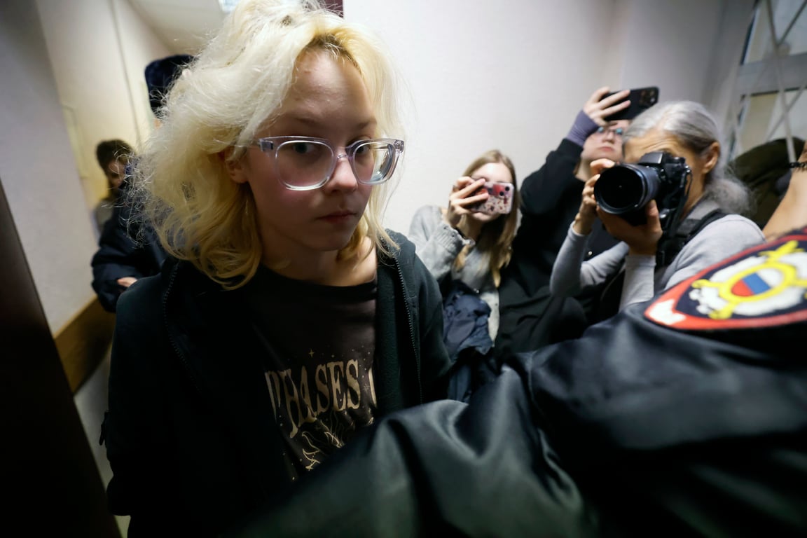 Russian policemen escort street singer Diana Loginova after her court hearing in St.Petersburg, Russia, 28 October 2025. Photo: EPA / ANATOLY MALTSEV