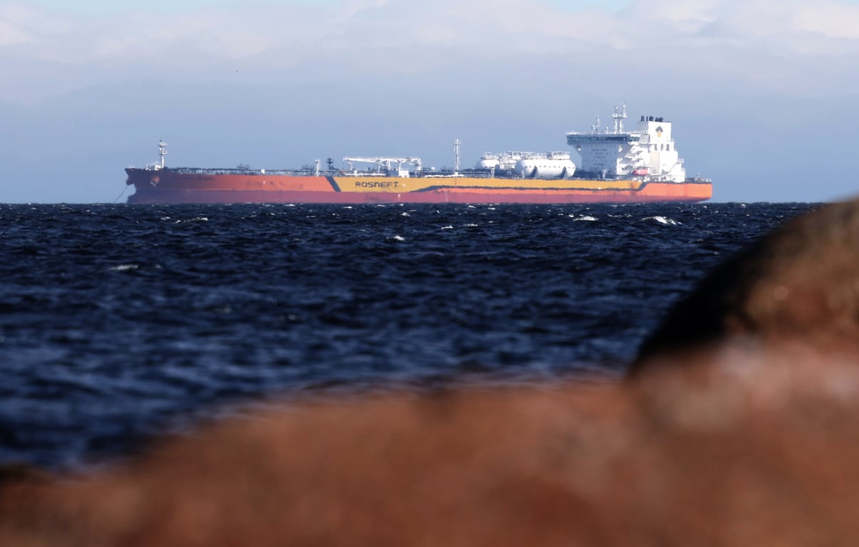 An Oil Tanker belonging to the Russian company Rosneft sails in the Baltic Sea near St. Petersburg, Russia, 3 May 2025. Photo: EPA / MAXIM SHIPENKOV