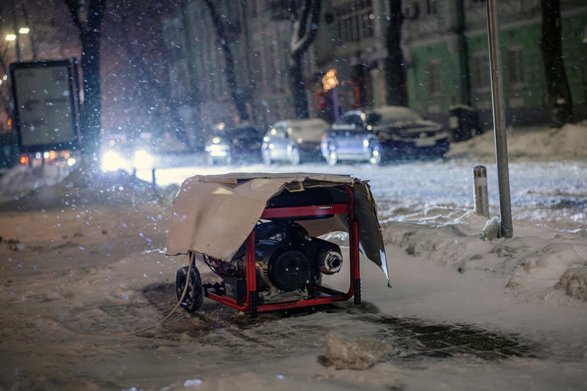 Генератор, укрытый картоном во время отключения электроэнергии в Киеве, Украина, 9 января 2026 года. Фото: Thomas Peter / Reuters / Scanpix / LETA