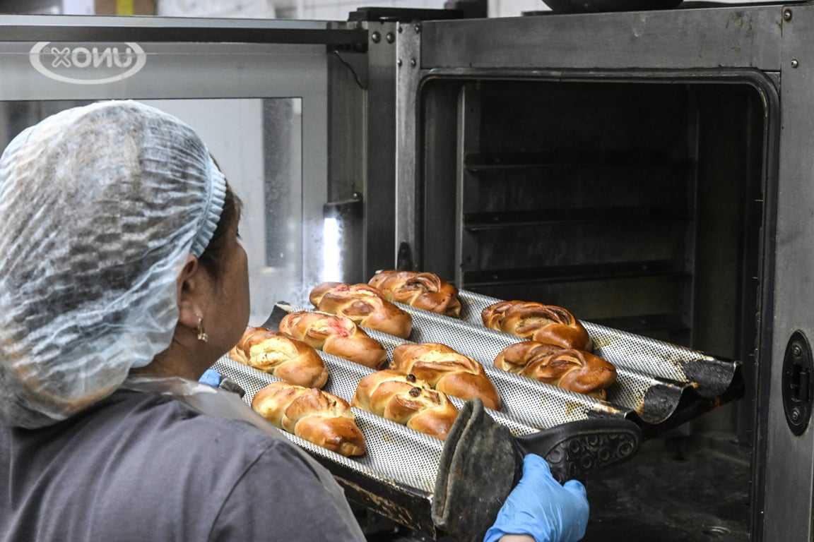 Сотрудница пекарни выпекает хлеб и выпечку, Московская область, Россия, 21 декабря 2025 года. Фото: Михаил Воскресенский / Спутник / Imago Images / Scanpix / LETA