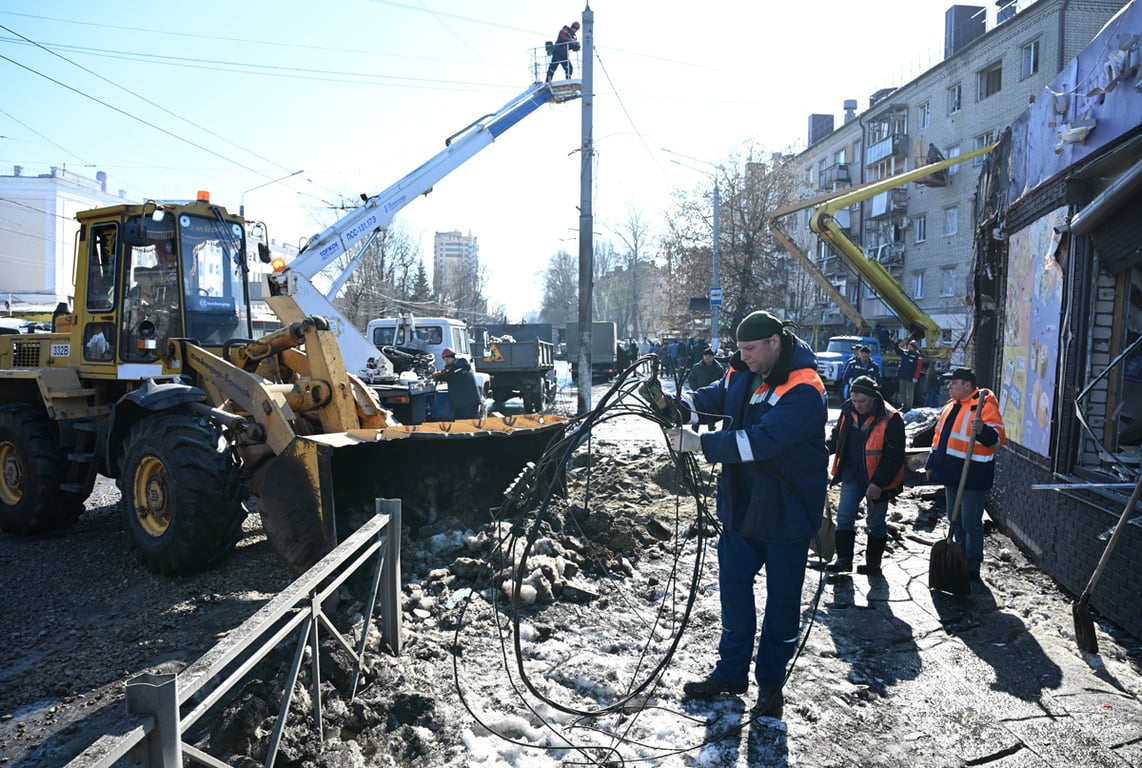 Городские службы устраняют послествия удара по Брянску, 11 марта 2026 года. Фото: Максим Блинов / Sputnik / Imago Images / Scanpix / LETA