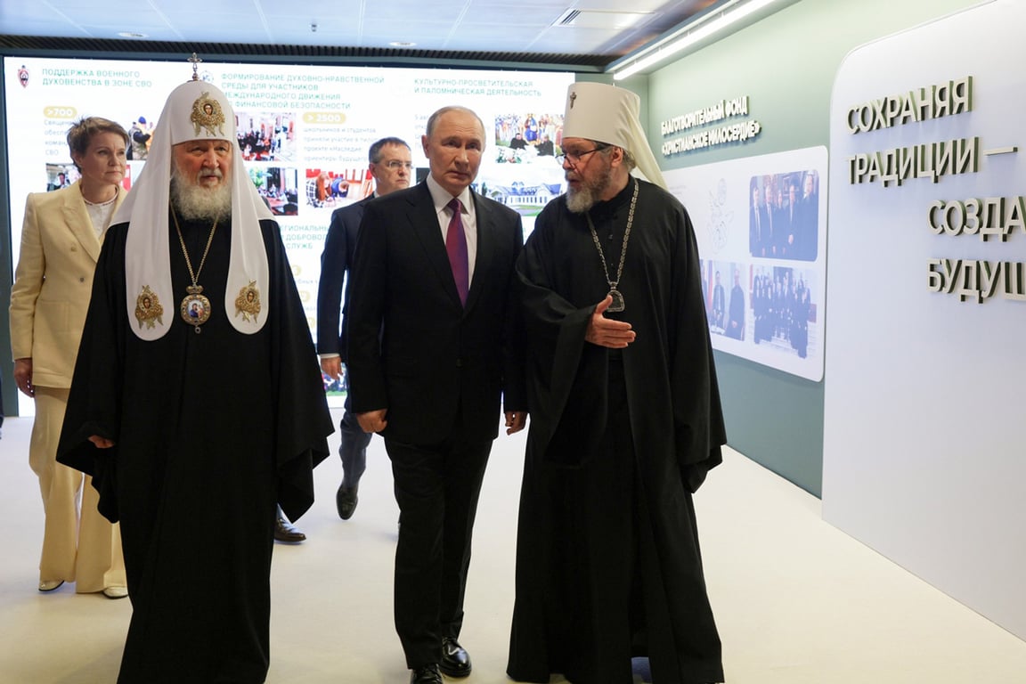 Патриарх Кирилл, Владимир Путин и митрополит Тихон на выставке «Православная Русь – к Дню народного единства», 4 ноября 2025 года. Фото:  Kremlin