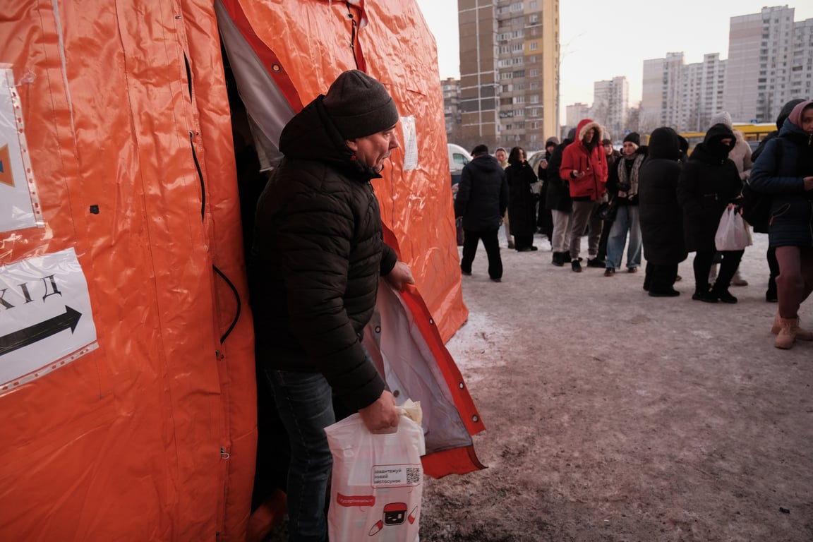 Kyiv residents line up outside the Ukrainian capital’s ”points of invincibility”, set up to help people cope with power and heating outages, Kyiv, Ukraine, 17 January 2026. Photo: EPA / Maria Senovilla