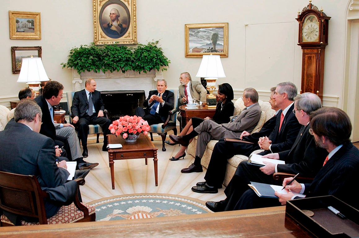 Джордж Буш-младший беседует с Владимиром Путиным в Овальном кабинете Белого дома, Вашингтон, округ Колумбия, США, 16 сентября 2005 года. Фото: ИТАР-ТАСС / EPA