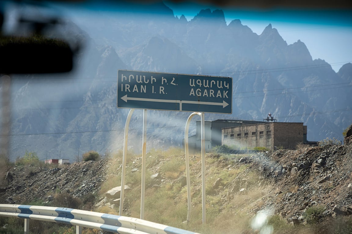 Дорожный указатель в сторону границы с Ираном в городе Агарак, Сюникская область, Армения, 16 октября 2025 года. Город, расположенный на юге страны, является ключевой точкой планируемого транспортного коридора TRIPP (Trump Route for International Peace and Prosperity). Фото: Christophe Petit Tesson / EPA