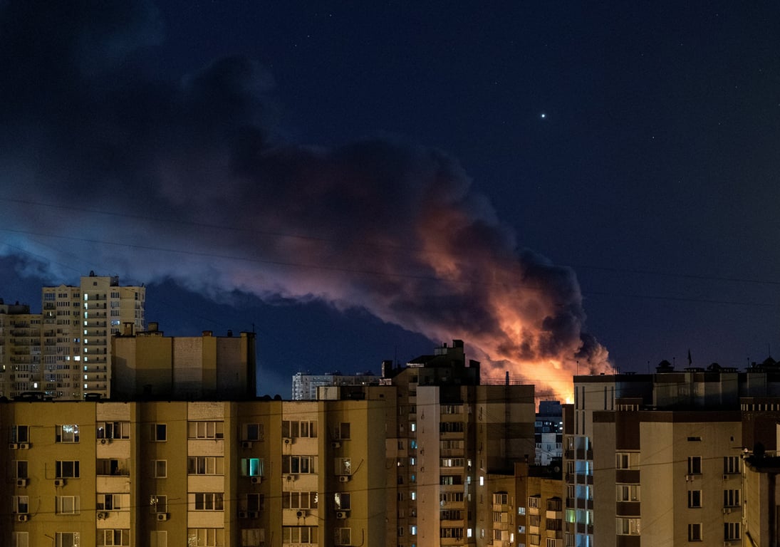 Огонь и дым поднимаются над Киевом после ударов российских беспилотников и ракет, Украина, 28 августа 2025 года. Фото: Vladyslav Sodel / Reuters / Scanpix / LETA