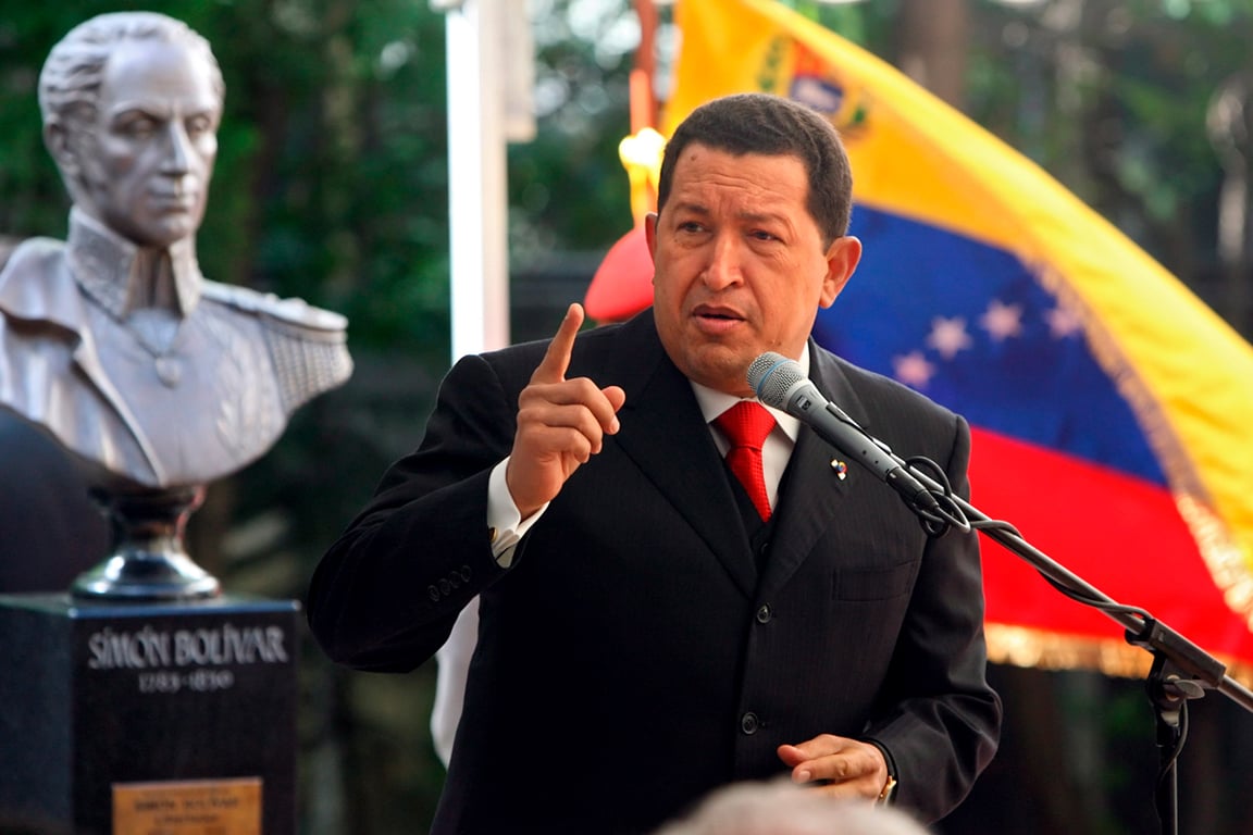 Уго Чавес на церемонии открытия памятника венесуэльскому генералу Симону Боливару во дворе Библиотеки иностранной литературы в Москве, 27 июля 2006 года. Фото: Сергей Чириков / EPA