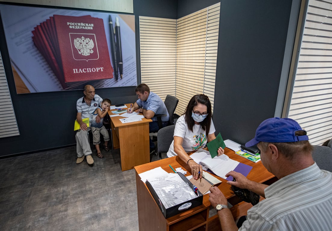 Местные жители подают документы на получение российского гражданства в Бердянске, Запорожская область, Украина, 11 августа 2022 года. Фото: Сергей Ильницкий / EPA