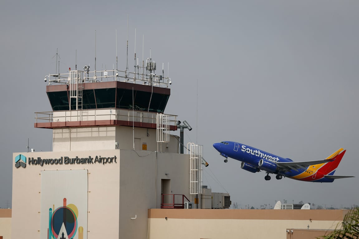 Аэропорт Голливуд Бёрбанк, Калифорния, США, 7 октября 2025 года. Из-за нехватки сотрудников, вызванной приостановкой работы федерального правительства, 6 октября диспетчерская башня аэропорта оставалась без персонала с 16:15 до 22:00. Фото: Caroline Brehman / EPA