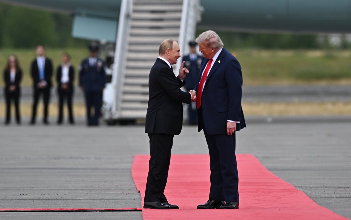 Владимир Путин и Дональд Трамп во время встречи на Аляске, США, 15 августа 2025 года. Фото: Сергей Бобылев / Спутник / Kremlin / EPA
