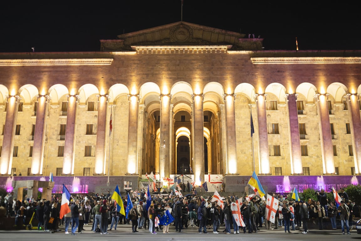 Участники акции протеста у здания грузинского парламента, Тбилиси, Грузия, 19 октября 2025 года. Фото: Sébastien Canaud / NurPhoto / Shutterstock / Rex Features / Vida Press