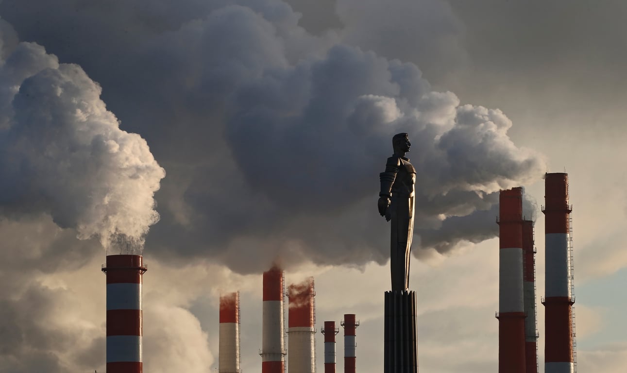 A monument to Yury Gagarin surrounded by factory chimneys in Moscow, Russia, 13 December 2016. Photo: EPA / YURI KOCHETKOV