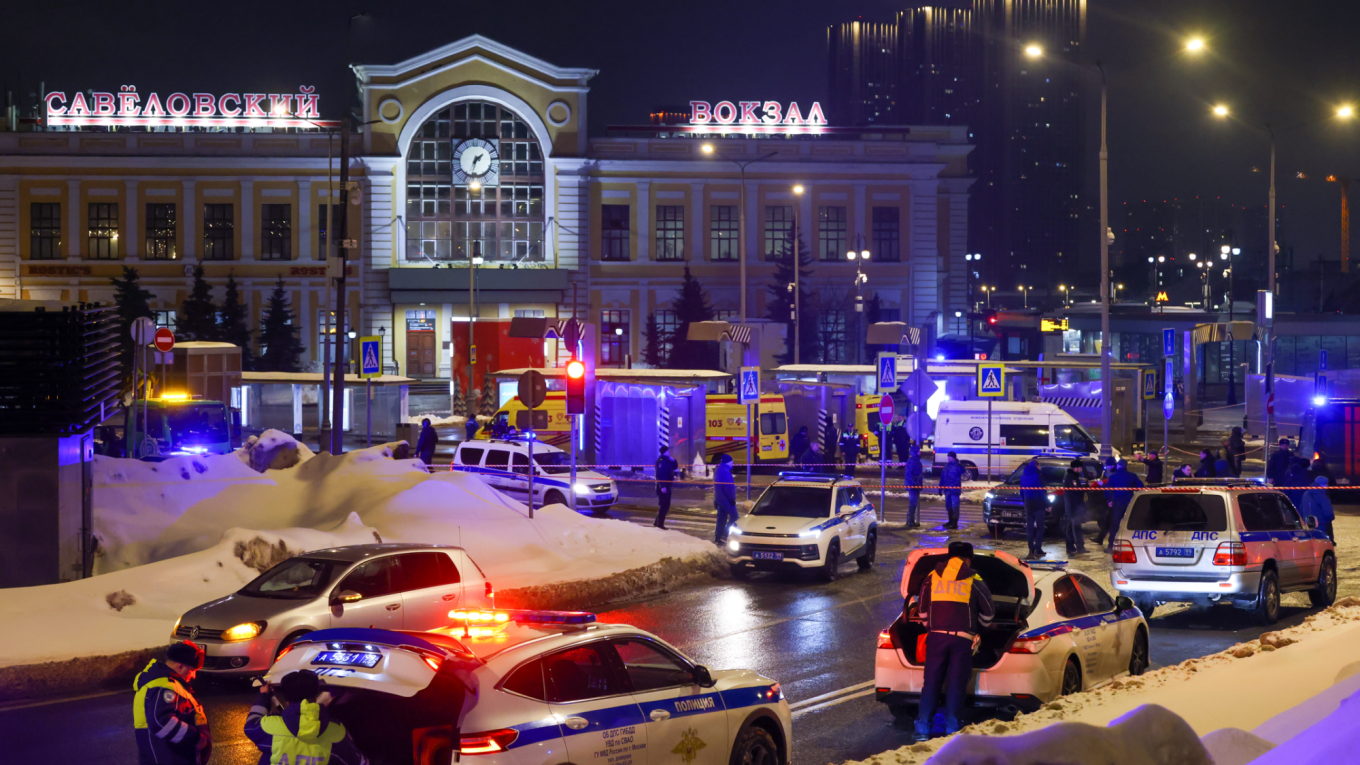 Police at the scene of the explosion outside Moscow’s Savyolovsky Railway Station, 24 February 2026. Photo: Pavel Seleznev / TASS