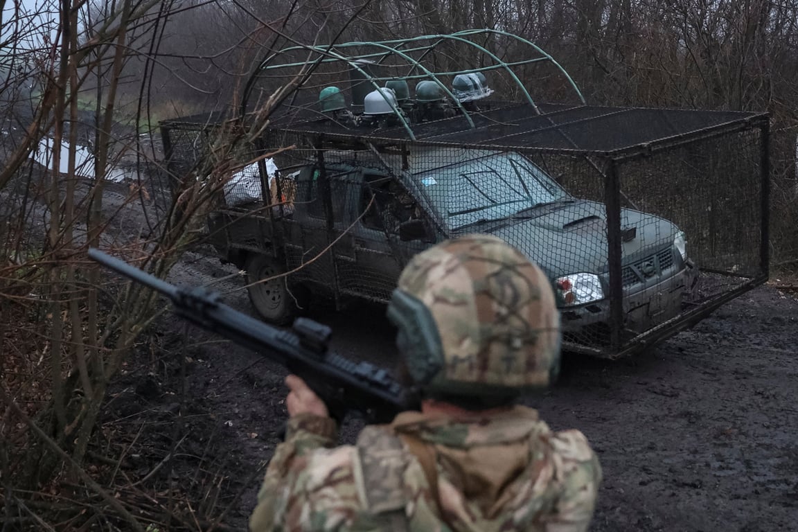 Украинский военнослужащий наблюдает за небом в поисках российских боевых дронов, пока пикап выдвигается на боевую задачу, Константиновка, Донецкая область, Украина, 27 ноября 2025 года. Фото: Reuters / Scanpix / LETA