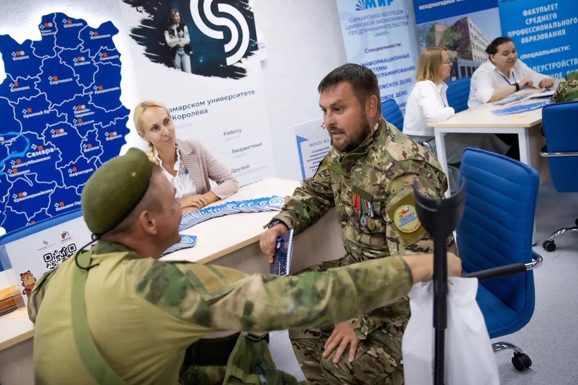 A consultation between foundation employees and a veteran. Photo: Defenders of the Fatherland