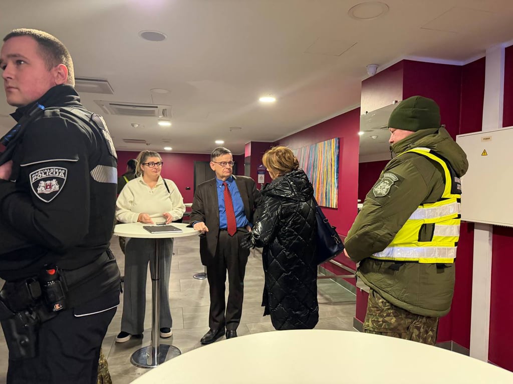 Андрей Ланьков общается с представителями миграционных органов Латвии, 24 февраля 2025 года. Фото: «Новая Газета Европа»