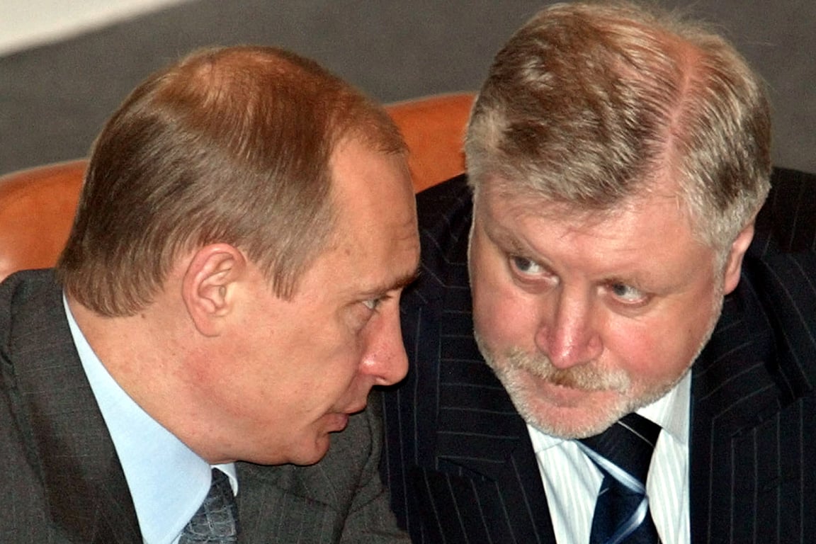 Владимир Путин разговаривает с председателем Совета Федерации Сергеем Мироновым на заседании в Москве, 18 февраля 2003 года. Фото: Reuters / Scanpix / LETA