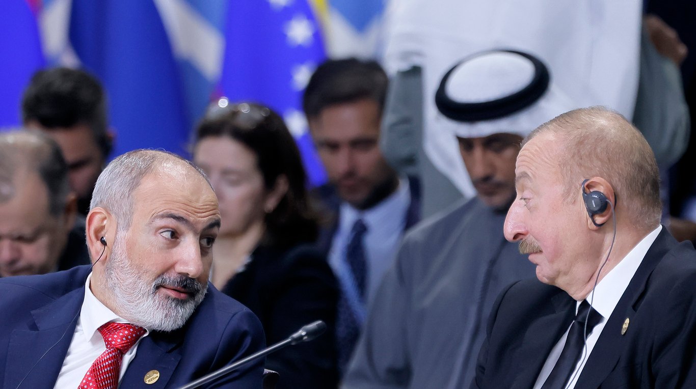 Armenian Prime Minister Nikol Pashinyan speaks to Azerbaijan’s President Ilham Aliyev at the BRICS summit in Kazan, Russia, 24 October 2024. Photo: EPA/ MAXIM SHEMETOV